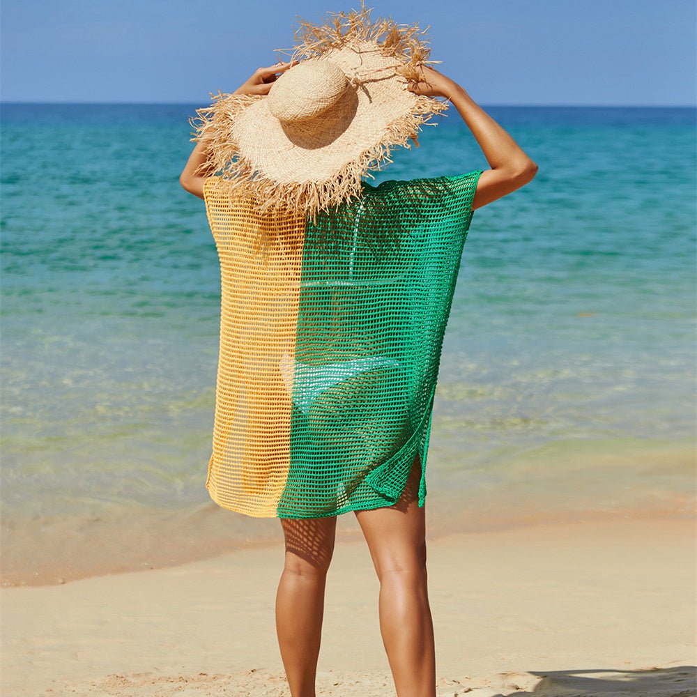 Copricostume da spiaggia in maglia traforata con camicetta sopra