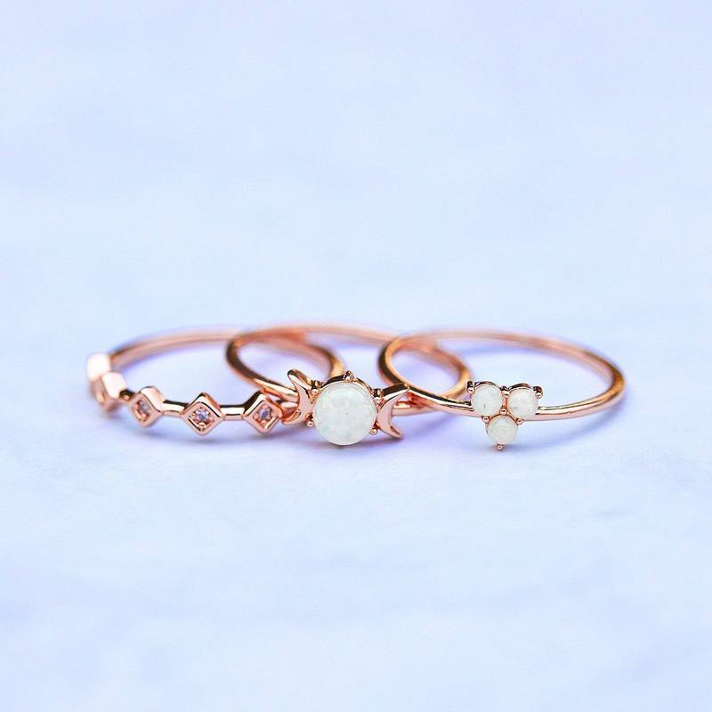 Set di tre gioielli in oro rosa con opale lunare geometrico