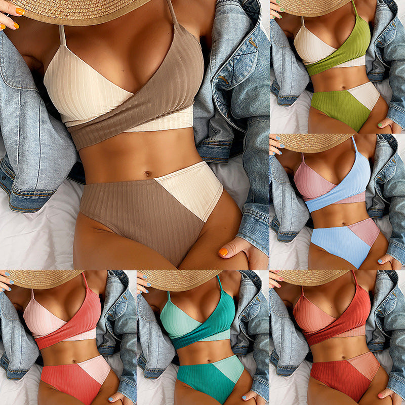 Gerippter Patchwork-Bikini mit Knoten auf der Rückseite und gerüschtem Po – Strandmode für Damen