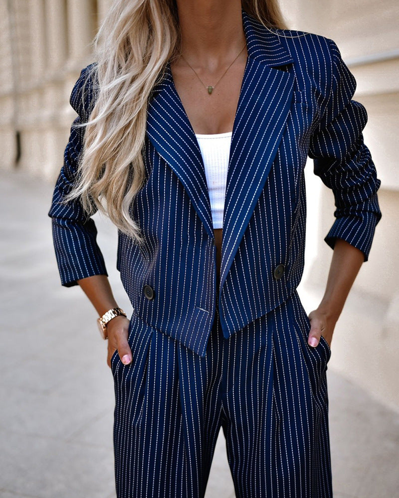 Completo due pezzi a righe chic con blazer corto e pantaloni su misura per donna