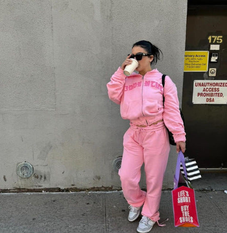 Felpa con cappuccio e zip corta alla moda e pantaloni larghi con coulisse per le donne