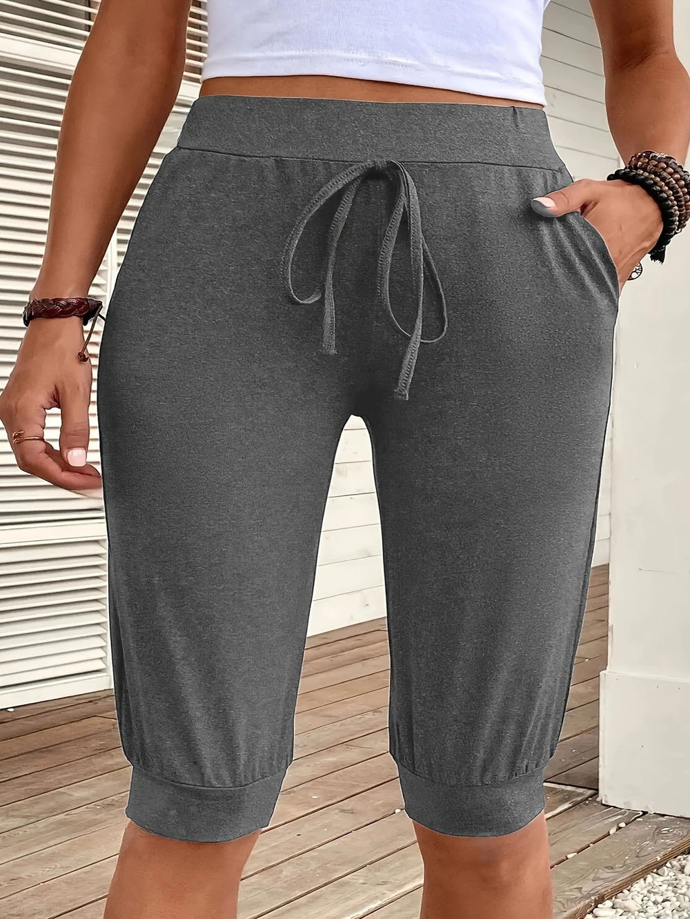 Pantaloni da yoga corti da donna con gamba dritta e tasche