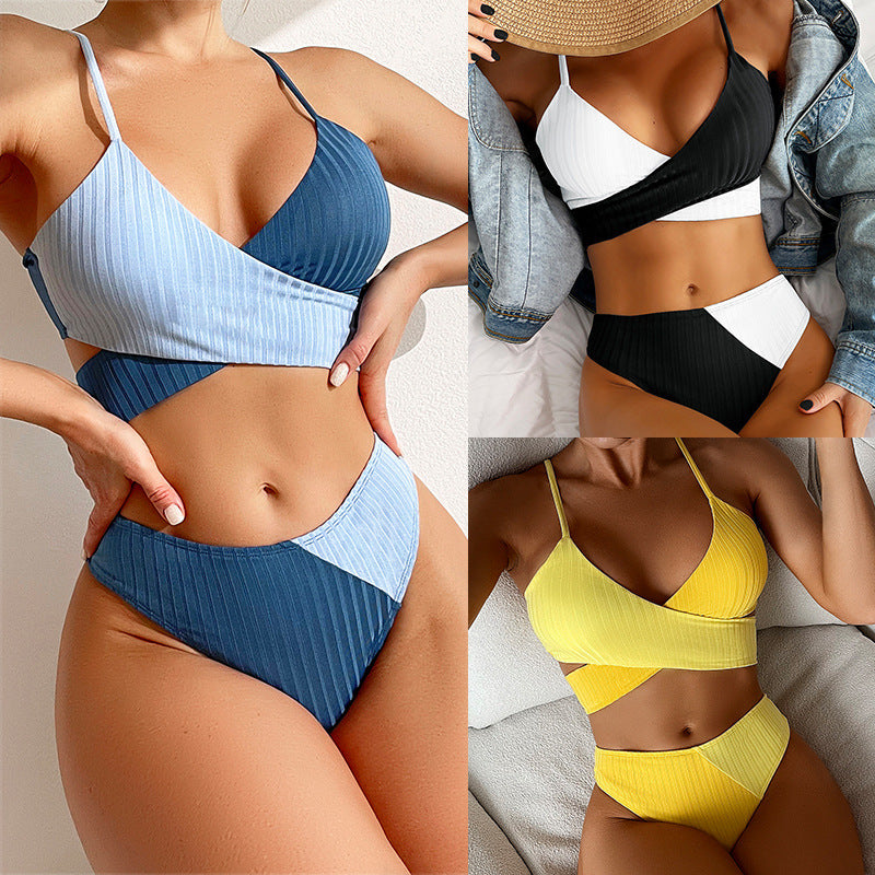 Gerippter Patchwork-Bikini mit Knoten auf der Rückseite und gerüschtem Po – Strandmode für Damen