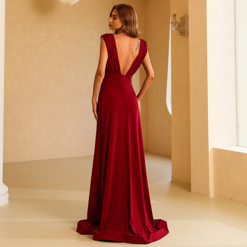 Elegante abito da sera rosso scuro con scollo a V profondo per le donne con lungo strascico