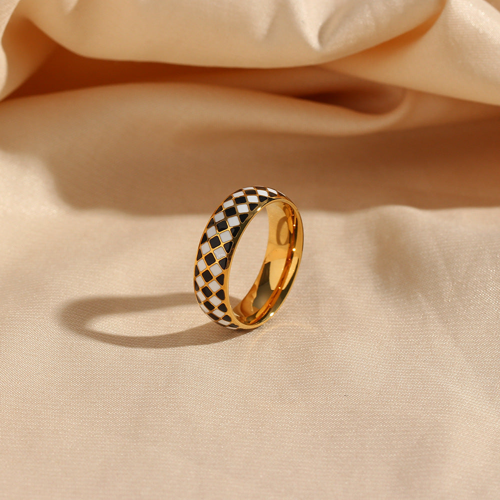 Chic Women's Stainless Steel Ring with 18K Gold Finish and Black & White Plaid Drip Design