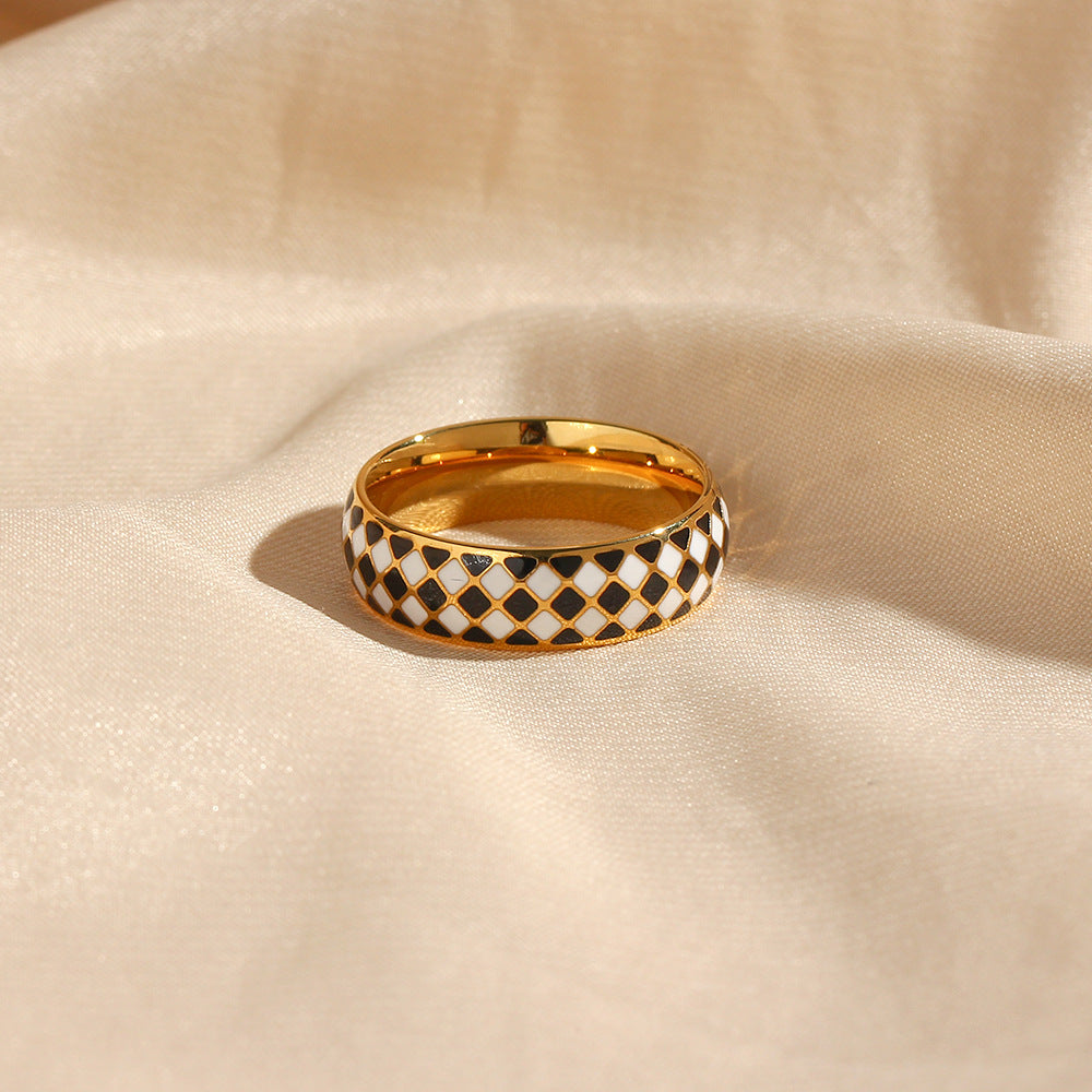 Chic Women's Stainless Steel Ring with 18K Gold Finish and Black & White Plaid Drip Design