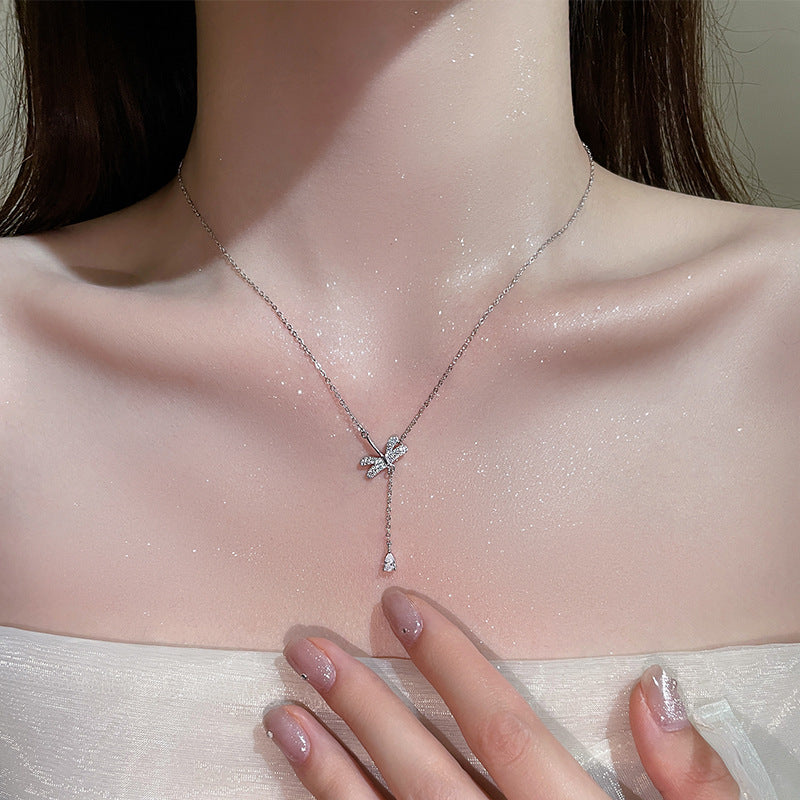 Collana con ciondolo a forma di libellula in argento sterling con nappa a goccia d'acqua per donna