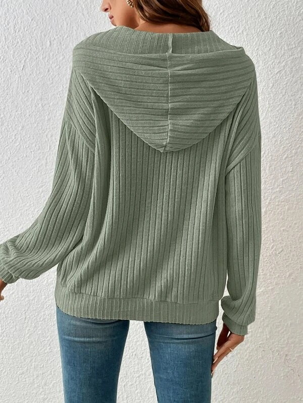 Chic Long-Sleeve Hooded Sweatshirt with Pockets - Solid Color Knitwear for Women